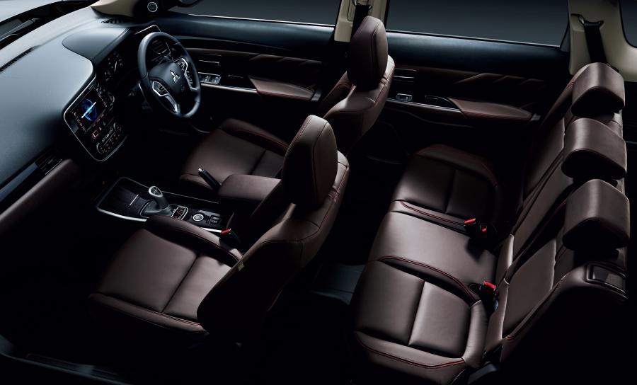 Интерьер Mitsubishi Outlander PHEV 2017 года  (JP) (фото 14 из 22)